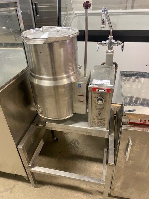 Restaurant 6 Gallon Electric Tilting Steam Kettle with Stand